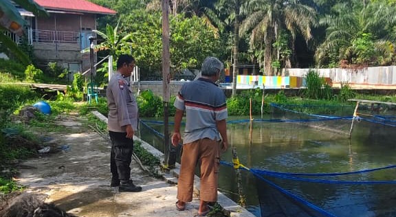 Polsek Pasir Penyu Dukung Ketahanan Pangan Nasional Lewat Budidaya Kolam Ikan di Air Molek I