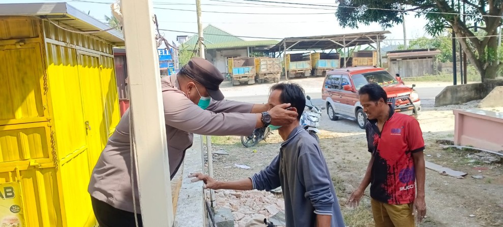 Polsek Minas Bagikan 100 Masker di Indomaret dan Simpang Perawang untuk Antisipasi Kabut Asap