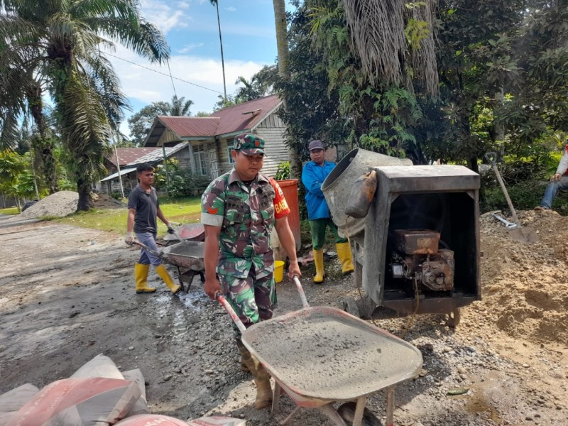 Babinsa Koramil 01/Siak Pimpin Karya Bakti di Marempan Hulu, Pengecoran Jalan Poros Perkuat Infrastruktur Siak