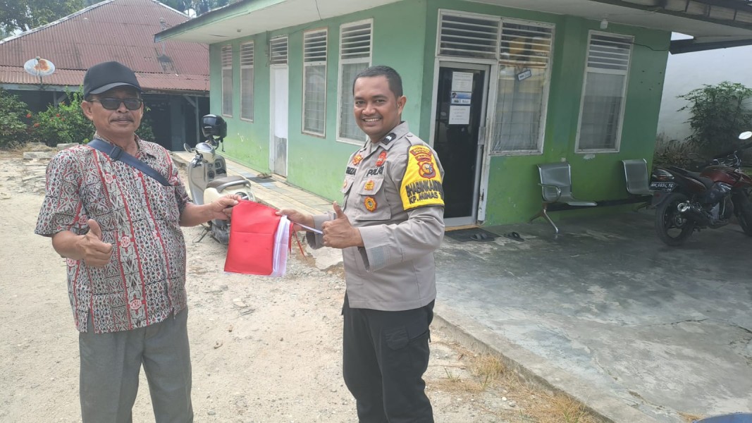 Jelang HUT RI Ke-81, Polsek Minas Bagikan Bendera Merah Putih Kepada Warga