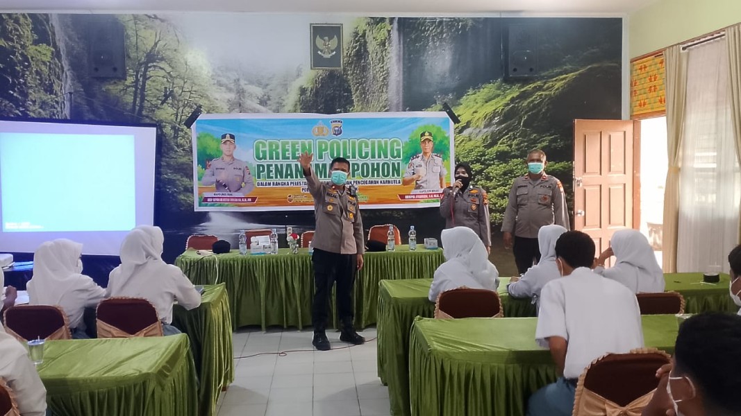 Police Goes to School di SMAN 1 Minas, Kapolsek Kompol Syahrizal Tanam Pohon dan Ajak Pelajar Jadi Pelopor Green Policing
