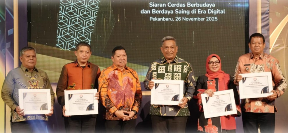 Rohul Buktikan Kiprah di Dunia Penyiaran, Bupati Anton Terima Dua Penghargaan KPID