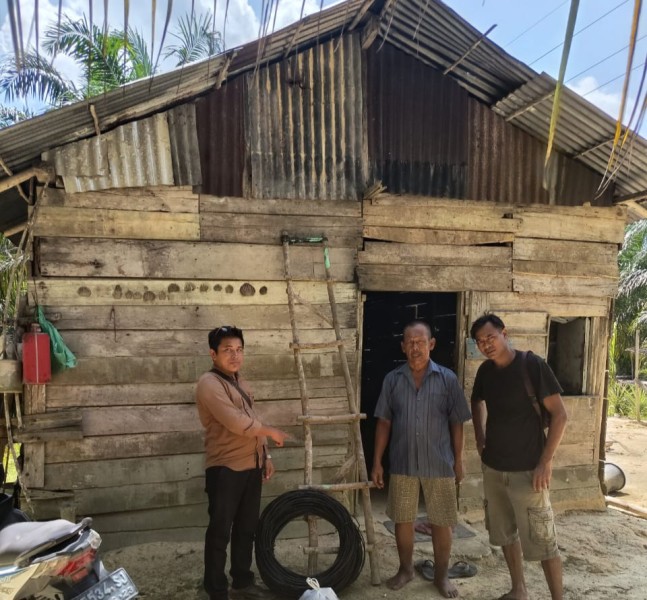 Kepedulian Warga Dan Pemerintah Kampung Minas Barat Berbuah Bahagia, Rumah Pak Munir Kini Tak Lagi Gelap Gulita