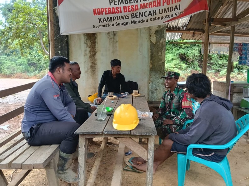 Sertu Joko Purnomo Sosialisasikan Bahaya Narkoba kepada Warga Kampung Bencah Umbai
