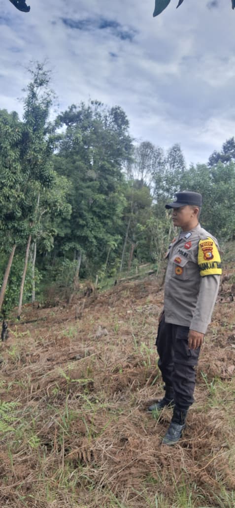 Bhabinkamtibmas Minas Jaya Lakukan Pengecekan Calon Lahan Jagung Pipil Program Ketahanan Pangan Kuartal II