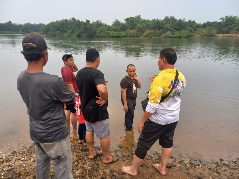 KAPOLSEK KAMPAR TURUN LANGSUNG CARI KORBAN TENGGELAM DI SUNGAI KAMPAR