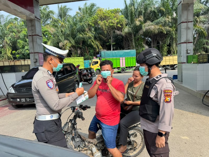 Polsek Minas Bagikan 100 Masker kepada Warga di SPBU KM 40 Antisipasi Dampak Kabut Asap