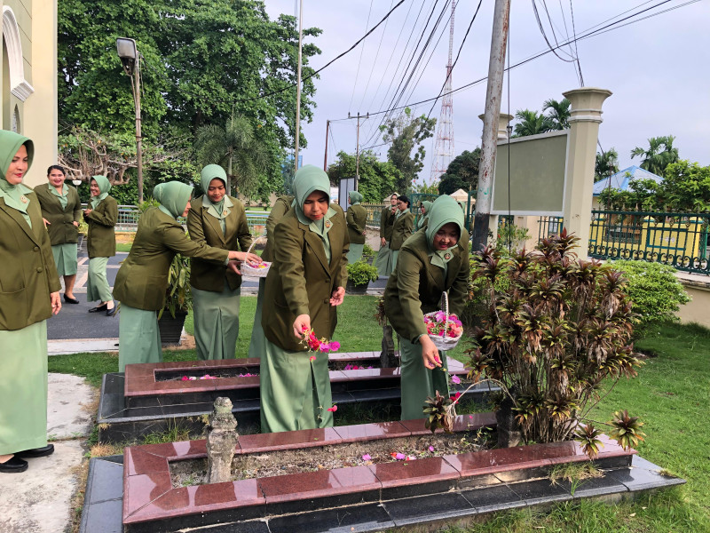 HUT Persit Ke-78, Persit KCK Cab XXXVII Dim 0322/Siak Ziarah & Tabur Bunga Di Makam Pahlawan