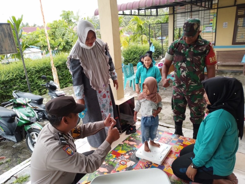 Babinsa Serda Anton S. Cek Anak Stunting di Kampung Empang Baru, Ajak Orang Tua Peduli Gizi Anak