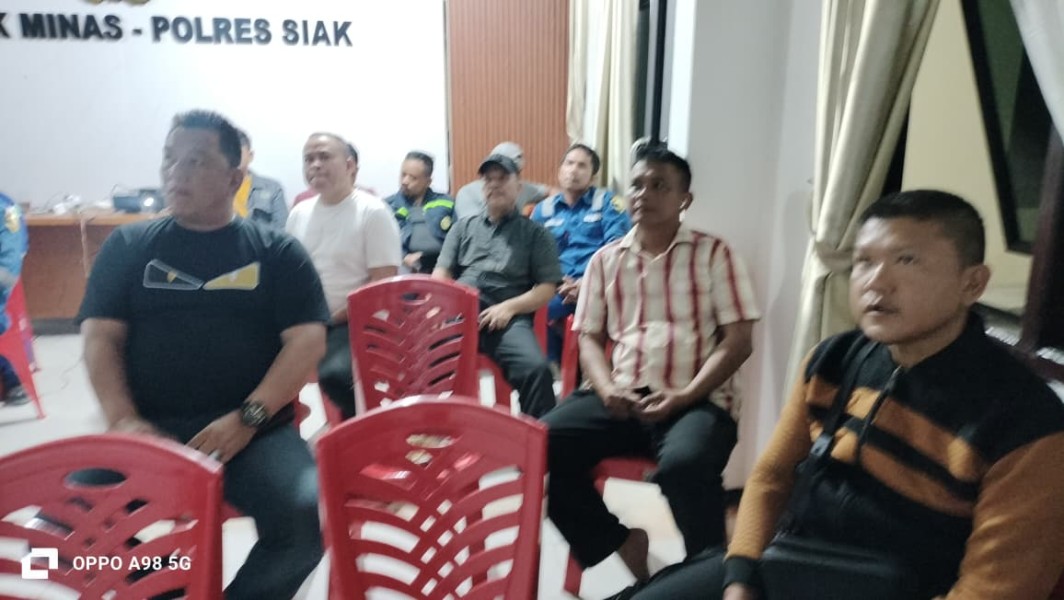Personel Polsek Minas dan Masyarakat Nobar Piala Dunia 2026, Pererat Kebersamaan dan Jaga Kamtibmas