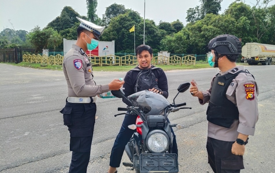 Polsek Minas Bagikan 100 Masker di Simpang Gate I PHR untuk Lindungi Warga dari Kabut Asap
