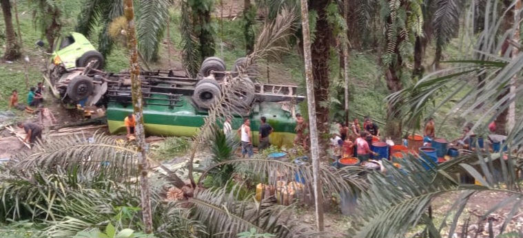 Evakuasi Truk Tangki CPO di Minas Berlangsung Alot, Warga Pertanyakan Tanggung Jawab Perusahaan atas Kerugian Kebun