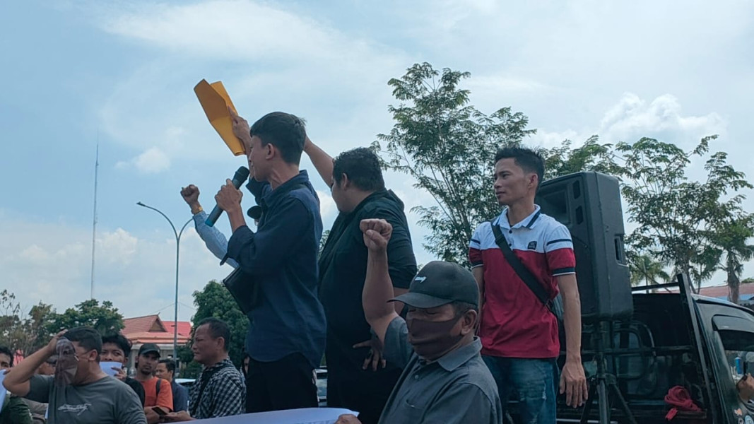 Demo Kantor Gubernur Riau, Massa AMPMB Desak Gubernur Perintahkan Bupati Rohil Pecat Sekda Fauzi Efrizal