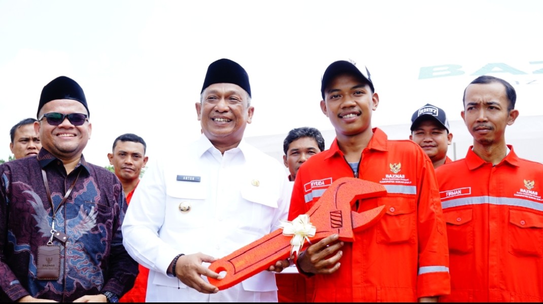 Berdayakan Ekonomi Umat, BAZNAS Rokan Hulu Salurkan Bantuan Bengkel ‘Z-Auto’ untuk 13 Mustahiq