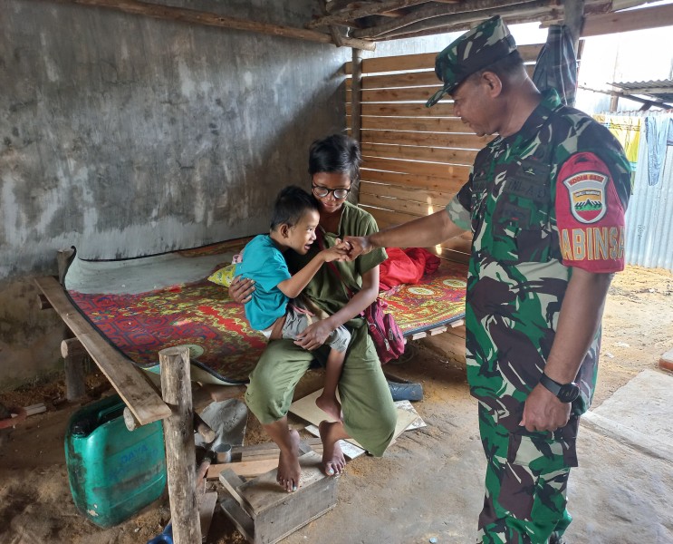 Babinsa Koramil 04/Perawang Pantau Kondisi Anak Stunting di Kampung Tualang