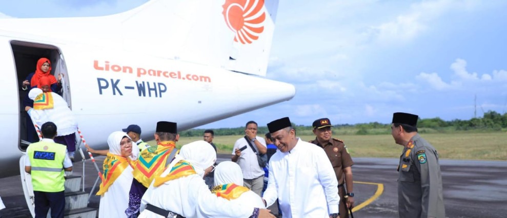 Bupati Anton Lepas JCH Dalam Penerbangan Ke 3 di Bandara Tuanku Tambusai
