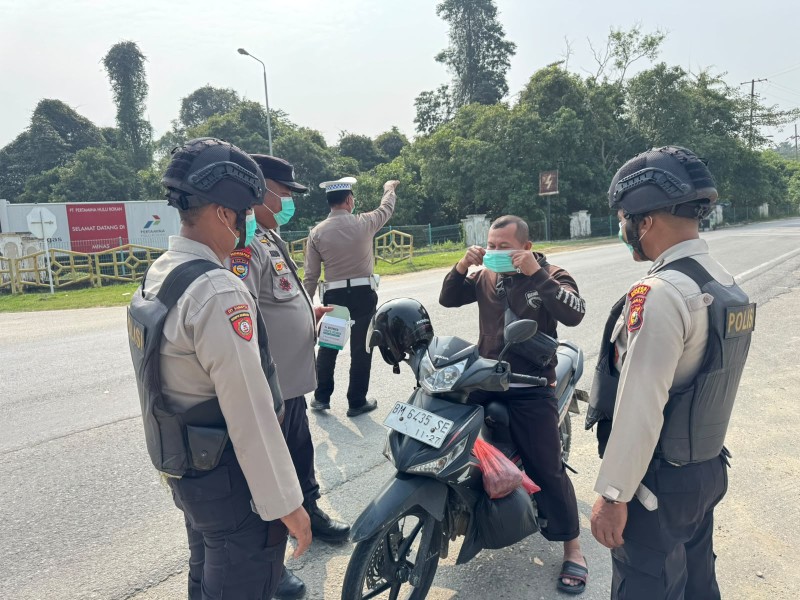 Antisipasi Dampak Kabut Asap, Polsek Minas Rutin Bagikan 100 Masker Kepada Masyarakat