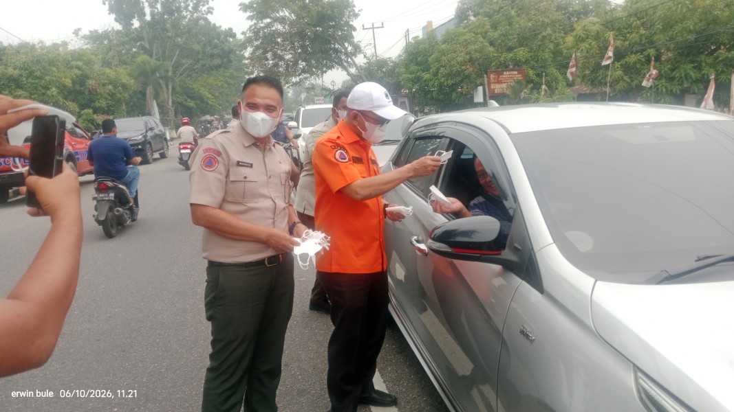 Antisipasi Dampak Kabut Asap, BPBD kabupaten kampar Bagikan 8 kotak Masker Gratis kepada Masyarakat pengguna roda dua, maupun roda empat.