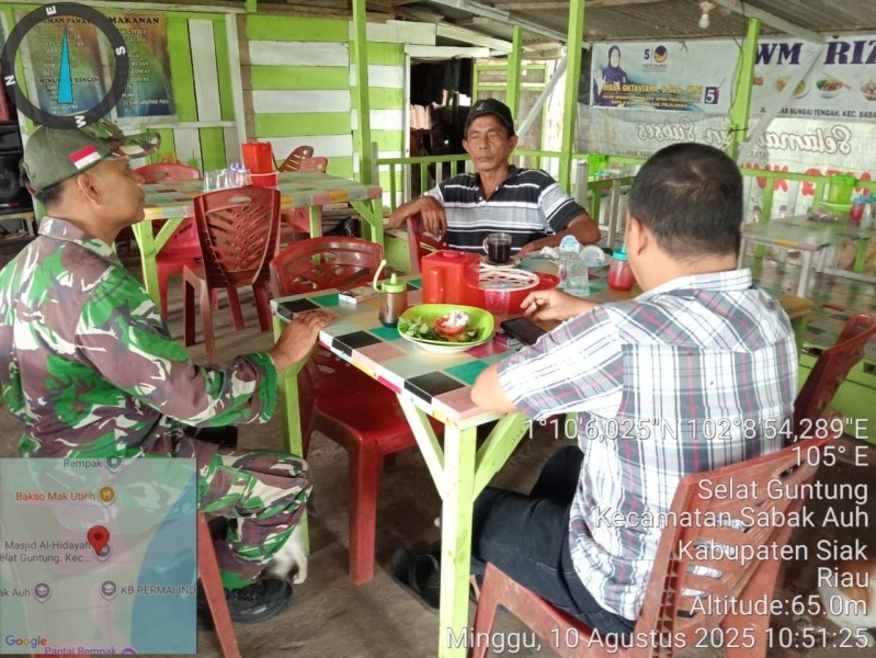 Babinsa Koramil 06/Sabak Auh Jalin Sinergi Lewat Komsos di Kampung Selat Guntung
