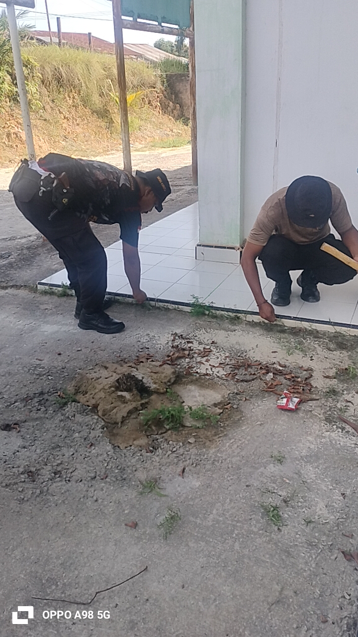 Sambut Hari Bhayangkara ke-80, Polsek Minas Gelar Bakti Sosial Bersihkan Masjid Al-Hijrah dan Tanam Pohon