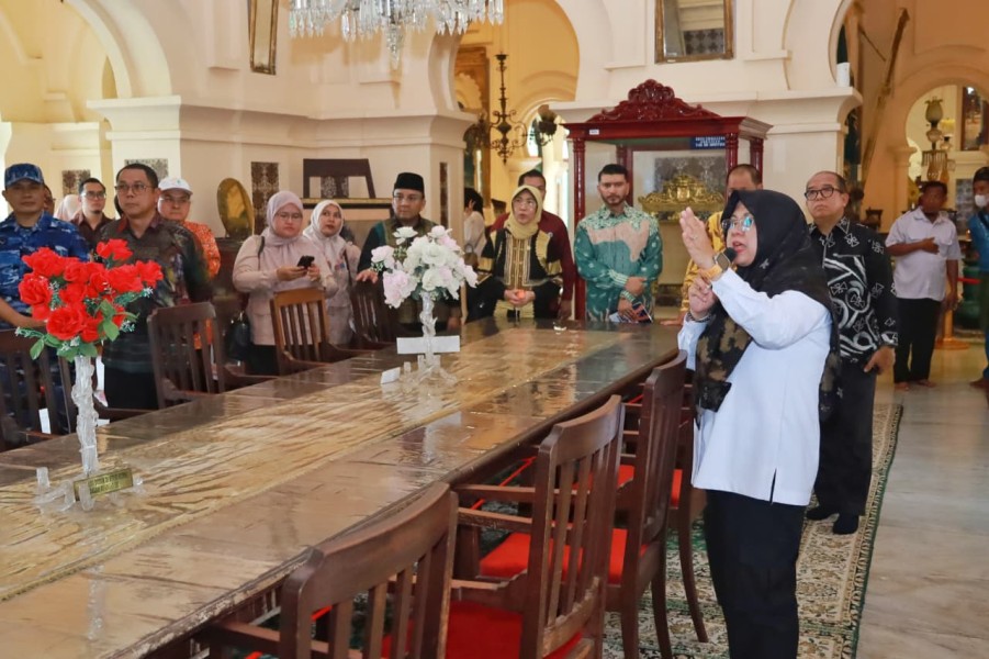 Kunjungi Istana Siak, Bupati Afni Minta DPR RI Beri Perhatian Khusus untuk Renovasi Cagar Budaya