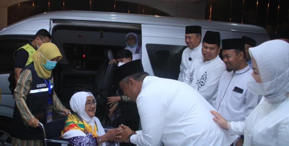 343 Jamaah Haji Kloter 9 Asal Rokan Hulu Tiba Selamat di Batam, Disambut Langsung Bupati Anton