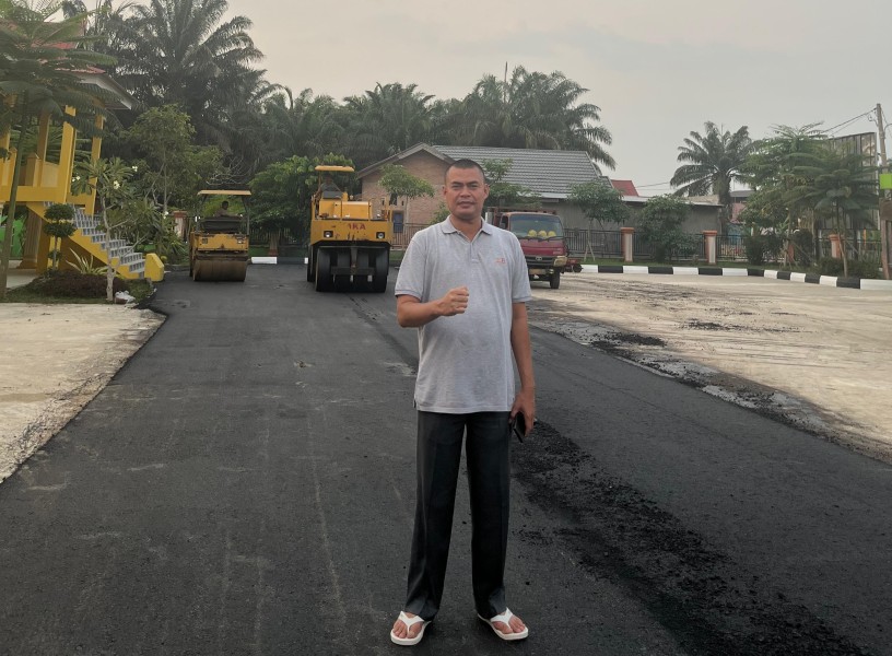 Kades Sontang Aspal Komplek Kantor Desa dengan Dana Pribadi