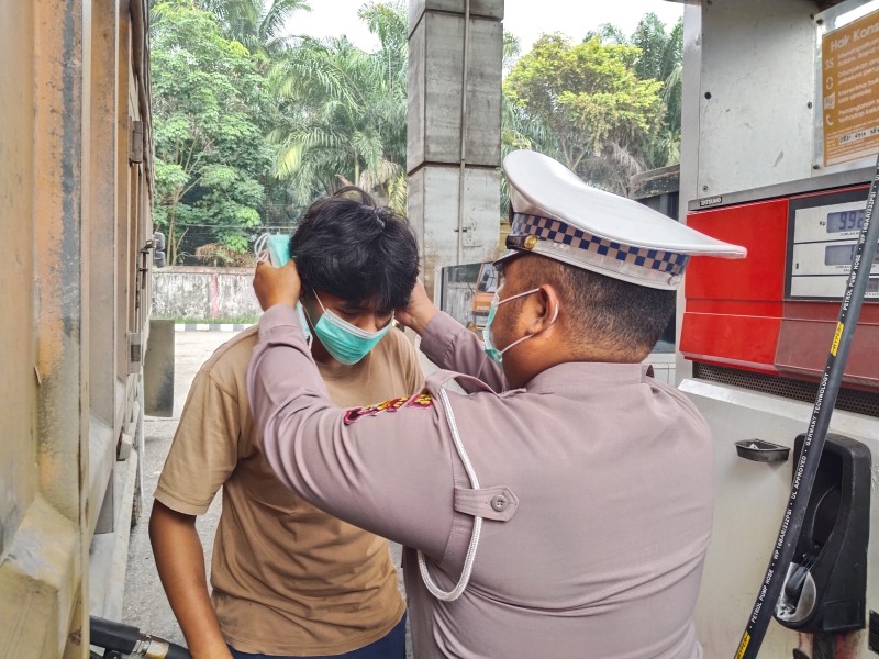 Cegah Ispa Dari Dampak Kabut Asap, Polsek Minas Bagikan 100 Masker kepada Masyarakat