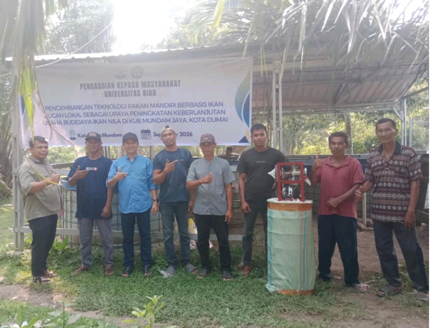 Tim Pengabdian Universitas Riau Kenalkan Teknologi Pakan Mandiri Berbasis Ikan Rucah Lokal untuk Budidaya Nila di KUB Mundam Jaya, Kota Dumai.