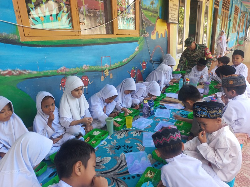 Sinergi TNI dan Badan Gizi Nasional Berikan Dukungan Makan Bergizi di Kecamatan Tualang