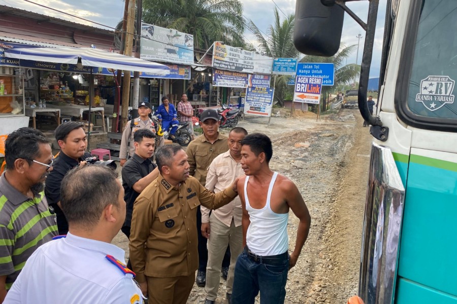 Tinjau Jalan Rusak Minas - Perawang, Gubri Janjikan Perbaikan Rigid