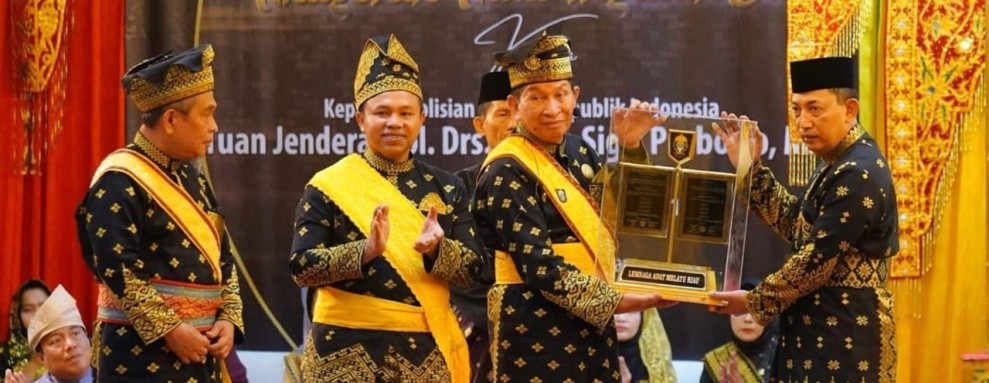 Kapolri Terima Anugerah Adat dari LAM Riau, Bupati Rohul: Ini Bukti Sinergitas dalam Menjaga Kearifan Lokal