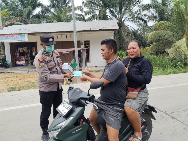 Polsek Minas Bagikan 100 Masker kepada Warga di Simpang Perawang Minas, Antisipasi Dampak Kabut Asap