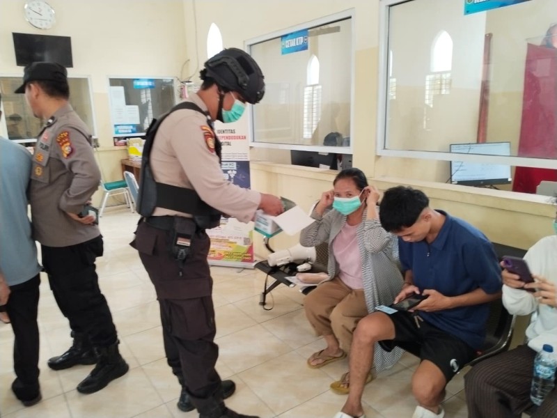 Antisipasi Dampak Kabut Asap, Polsek Minas Bagikan 100 Masker kepada Masyarakat Yang Sedang Beraktivitas