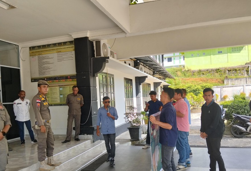 GAS Gelar Aksi Di Dikpora Kampar, Tuntut Copot Kepsek SDN 018 Kubang Jaya