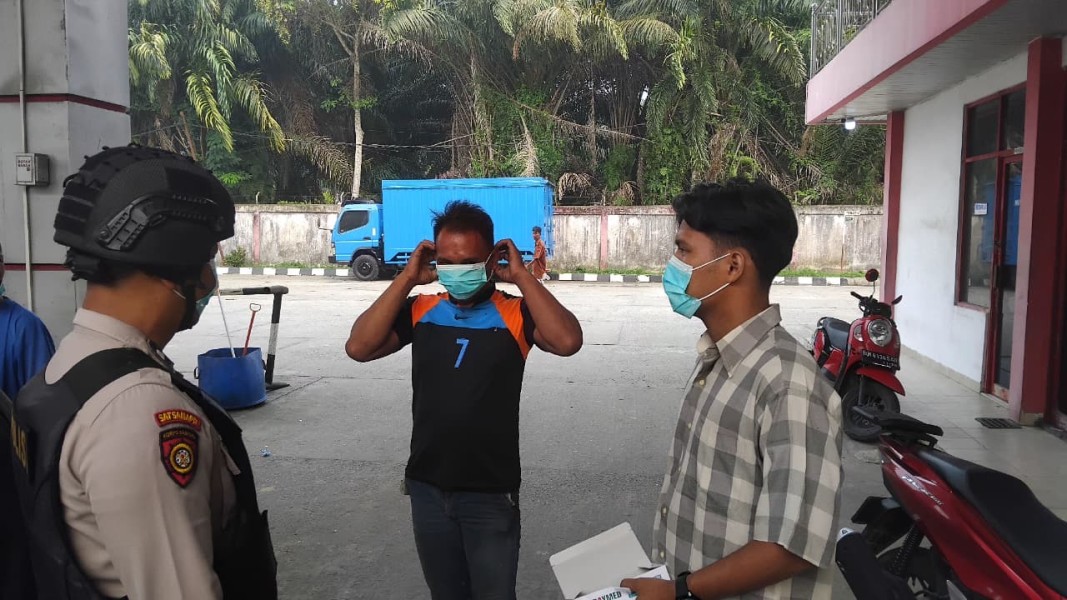 Kabut Asap Masih Tebal, Polsek Minas Bagikan 100 Masker kepada Warga
