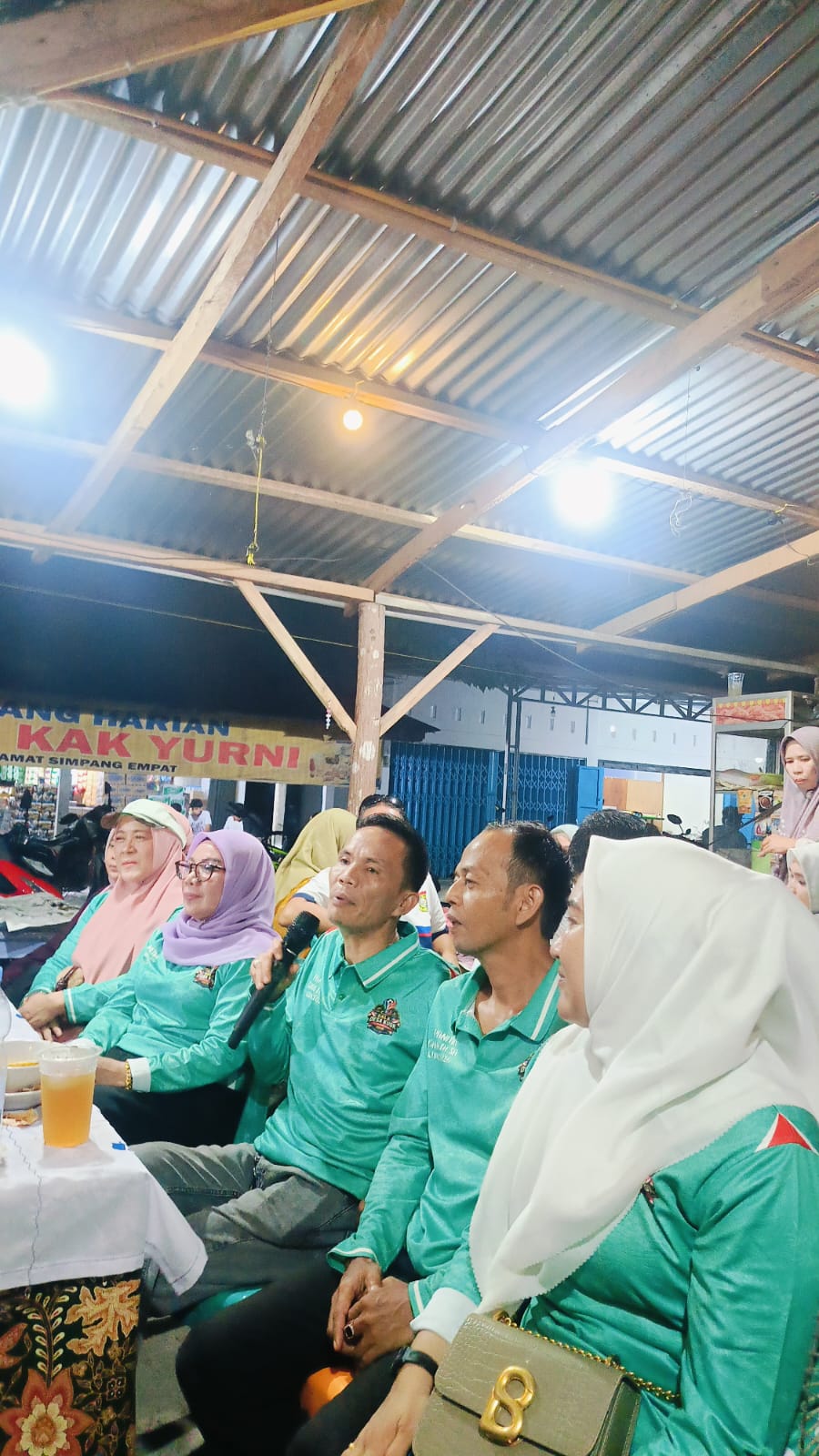 Tutup Gala Desa, Wabup Misharti di ajak panitia Makan Bersama di Warung Pinggir Jalan Sederhana