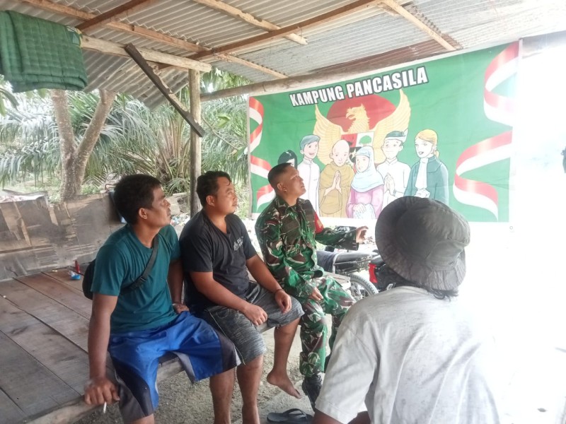 Babinsa Koramil 01/Siak Tanamkan Wawasan Kebangsaan di Kampung Sialang Baru