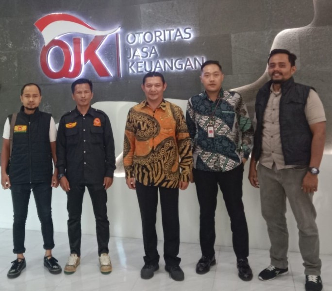 Bahas Pengawasan Serta Edukasi Sektor Jasa Keuangan, LPKSM RMRB Silaturrahmi ke OJK Riau