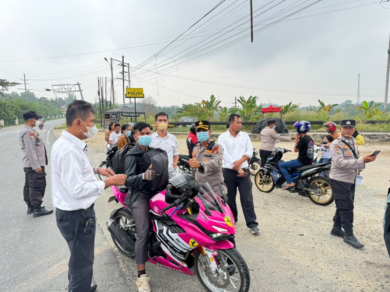 Peduli Kesehatan Warga di Tengah Kabut Asap, Polsek Minas Bagikan Ratusan Masker