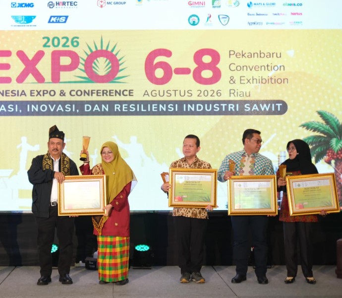 Komitmen Lindungi Petani Sawit, Bupati Siak Afni Zulkifli Raih Penghargaan SIEXPO 2026