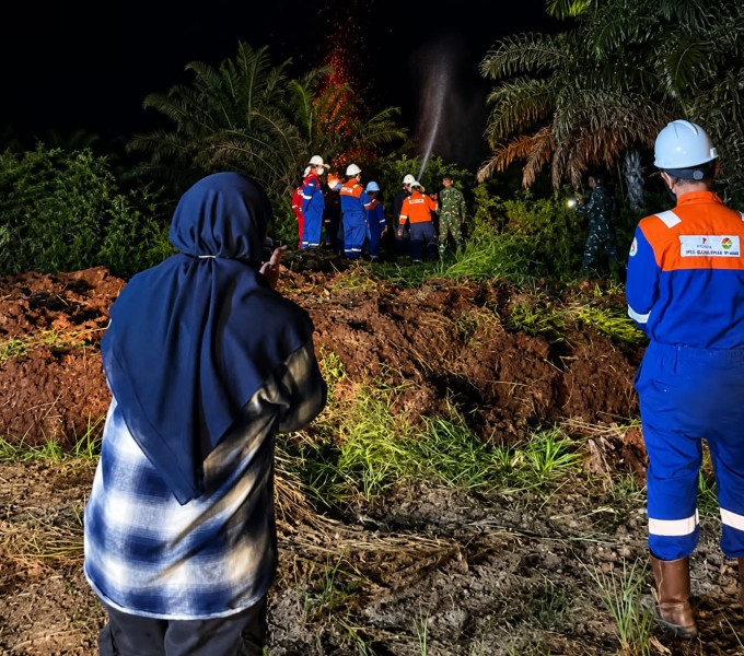 KARHUTLA DI TN ZAMRUD Nyaris SENTUH SUMUR MINYAK BSP. BUPATI AFNI BERTAHAN HINGGA DINI HARI PIMPIN PEMADAMAN