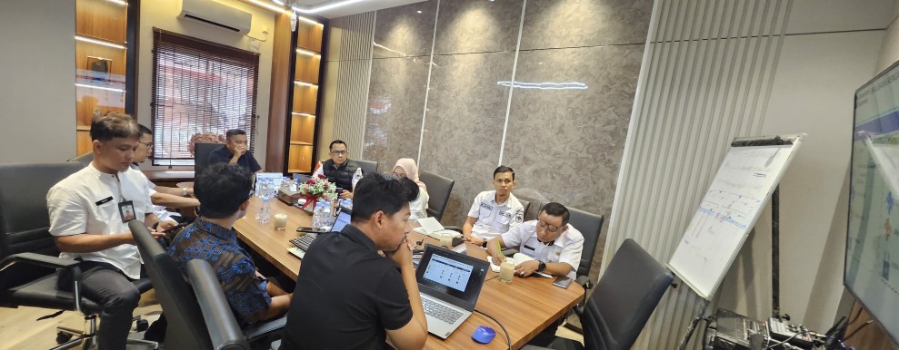 Suasana pertemuan PLN UP2K Riau dan Dinas ESDM Provinsi Riau dalam memperkuat sinergi percepatan pembangunan jaringan listrik desa di sejumlah wilayah Riau.