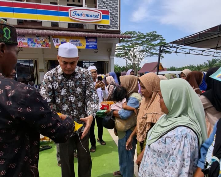 Indomaret Desa Sontang Resmi Dibuka: Zulfahrianto, SE resmikan dengan Syukuran & Pembagian 600 Sak Beras dan Minyak Goreng Kepada Masyarakat