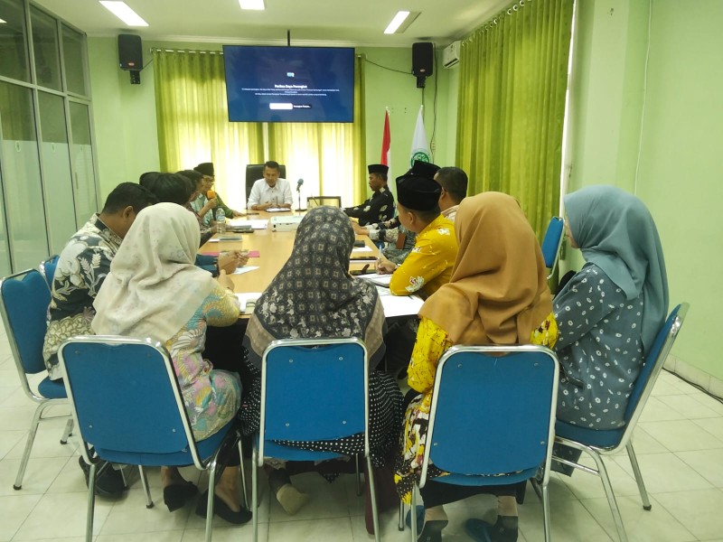 Pertemuan pertama ketua Baznas Kampar, Arizon: dengan para pengurus yang baru.