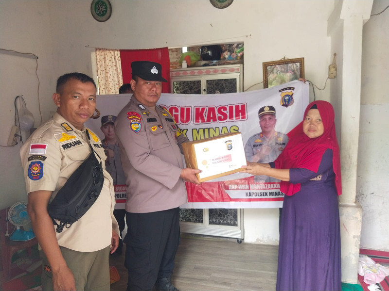 Dalam Giat Minggu Kasih & Ops Ketupat LK 2024, Polsek Minas Berikan Bantuan Sembako Ke Warga Pengidap Kanker Payudara