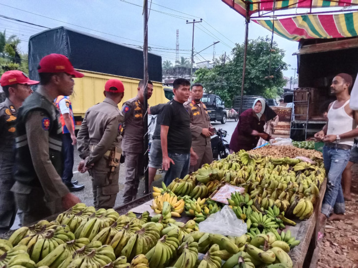 Berikan Rasa Aman dan Nyaman di Pasar Inpres Bangknang, Disparkop Kampar Bersama Satpol dan Dishub Tertibkan Pedagang