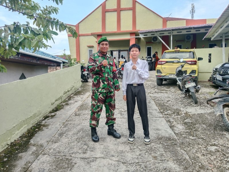 Babinsa Sertu Sugiarto Amankan Perayaan Natal di Gereja GPDI Imanuel Minas Jaya