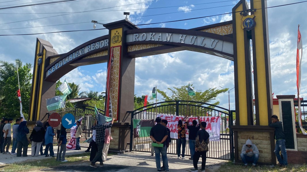 HMI Cabang Rokan Hulu Gelar Demo di Polres Rokan Hulu Terkait Kebakaran Hutan dan Perambahan Hutan